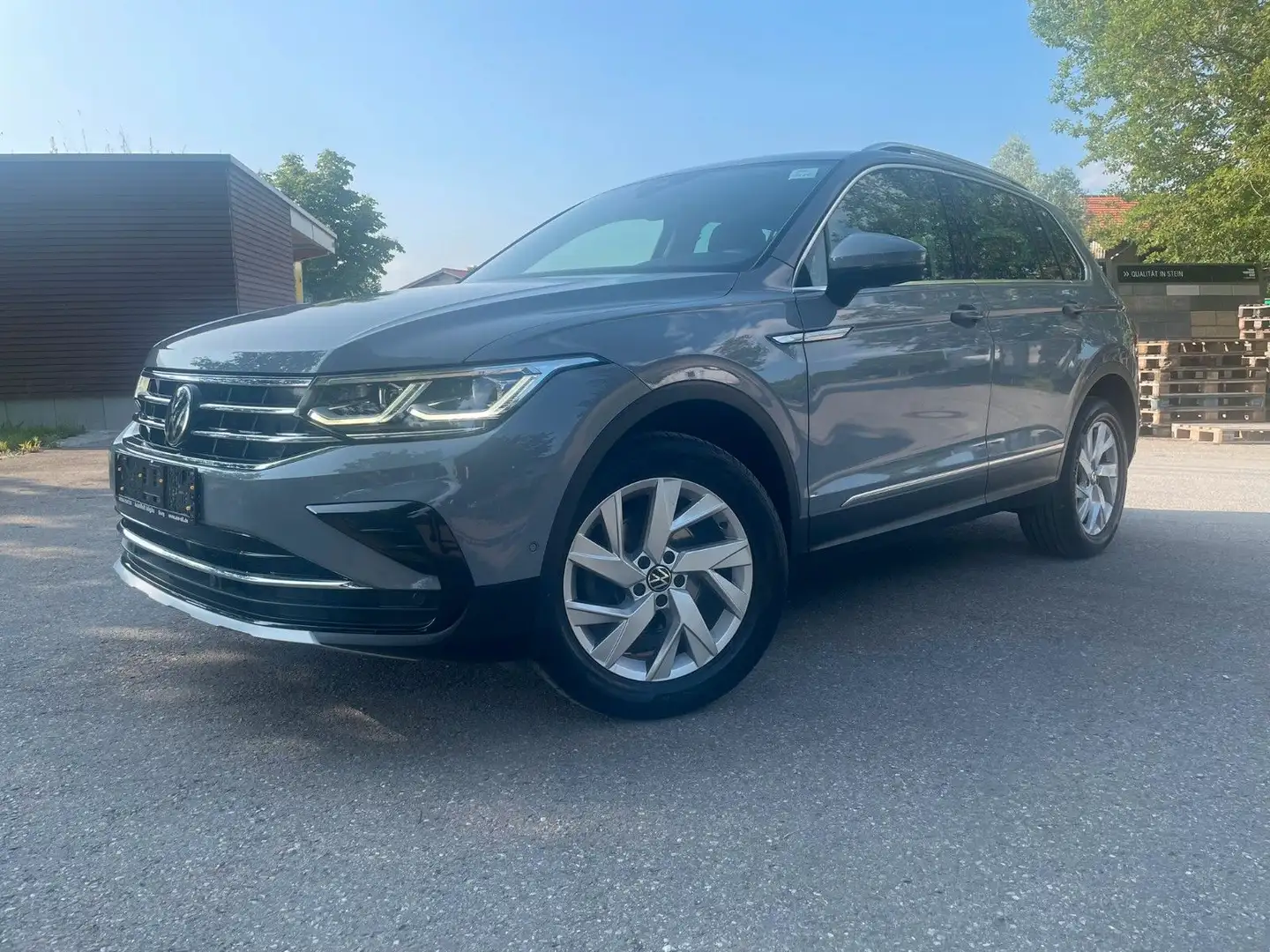 Volkswagen Tiguan Elegance 4Motion / Panorama / AHK Grau - 1