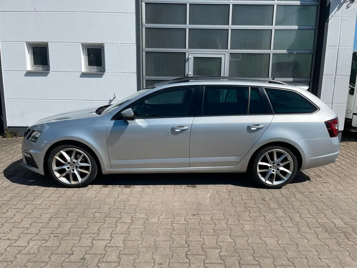 Skoda Octavia Combi RS/1.Hd/AHK/Navi/SHZ Argento - 2