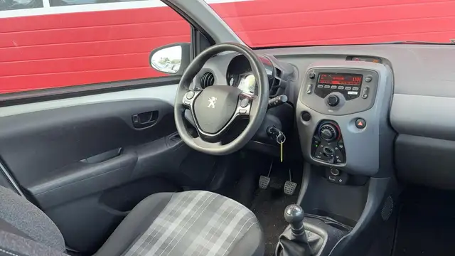 Peugeot 108 view 3