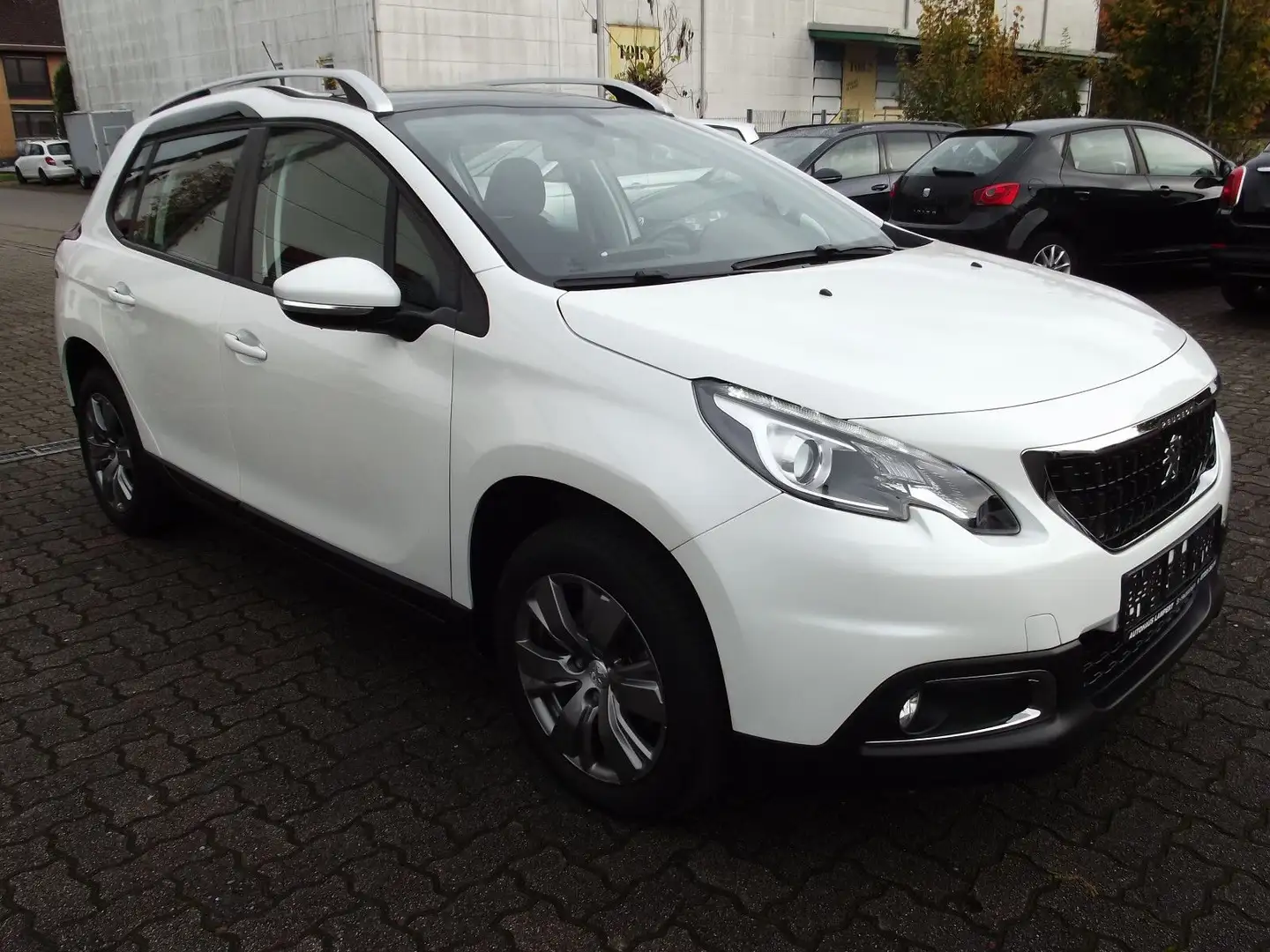 Peugeot 2008 Active NAVI AHK PANO SHZ PDC ALU AUTOMATIK Weiß - 2