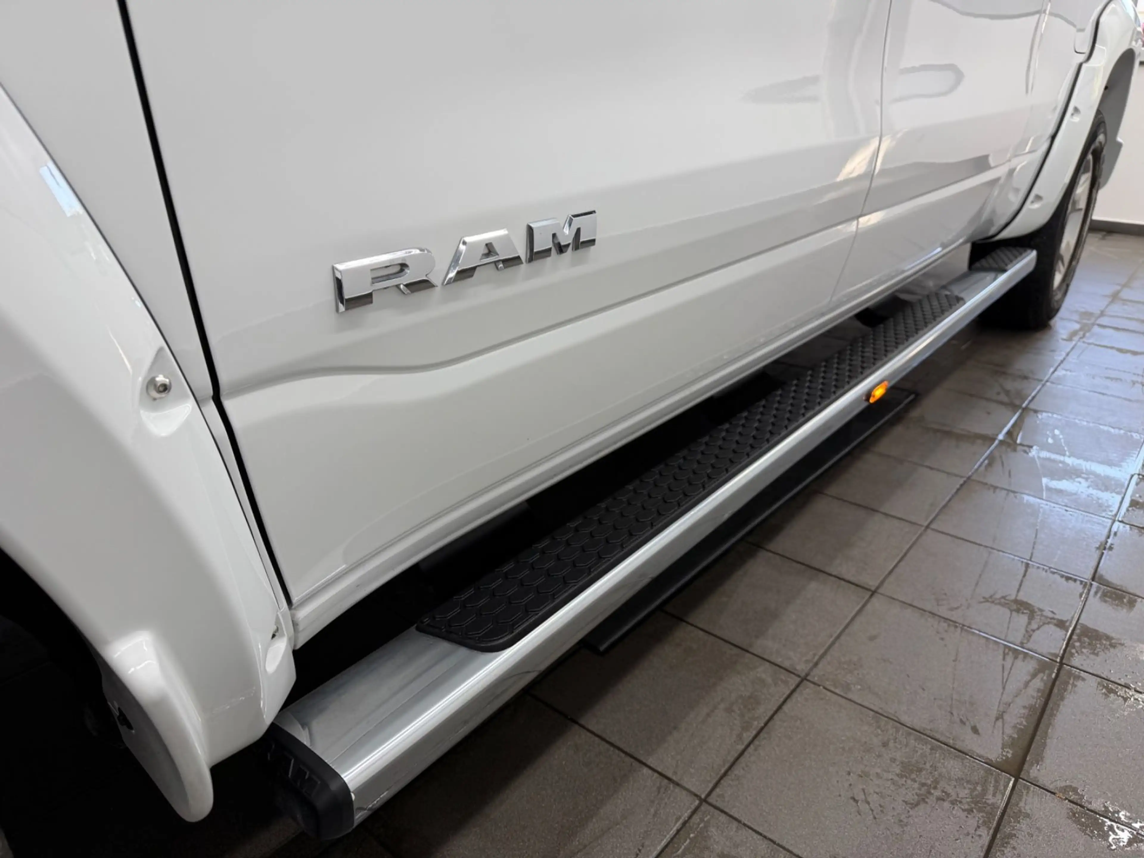 Dodge RAM 1500 5.7 Bighorn Crew 4x4eTorque*6.4FTBox*6S — photo 11