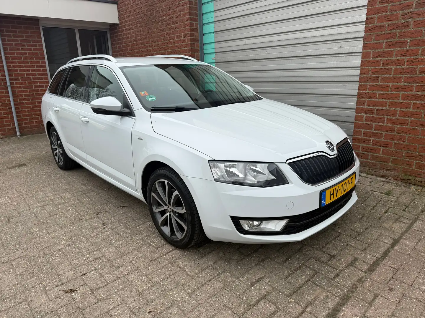 Skoda Octavia Combi 1.2 TSI Greentech JOY Businessline NAV.+ Cli Weiß - 2
