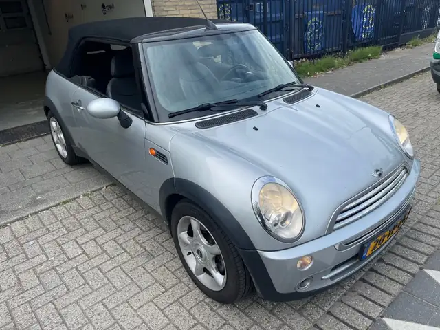 Mini Convertible view 7