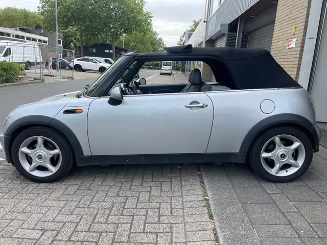 Mini Convertible view 13
