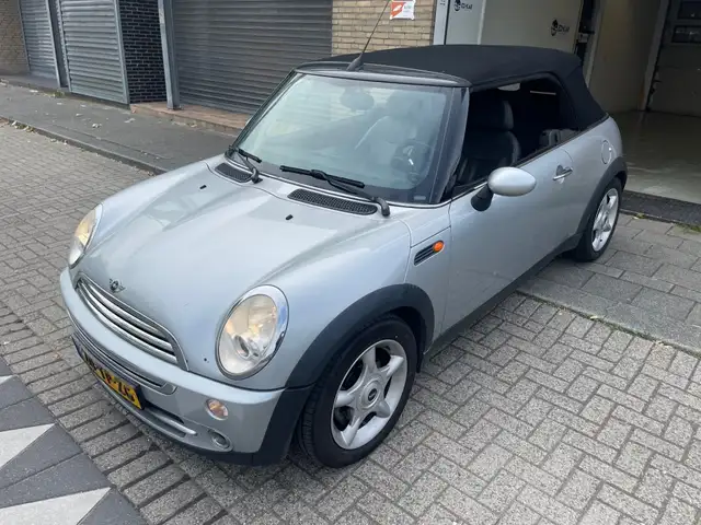 Mini Convertible view 8