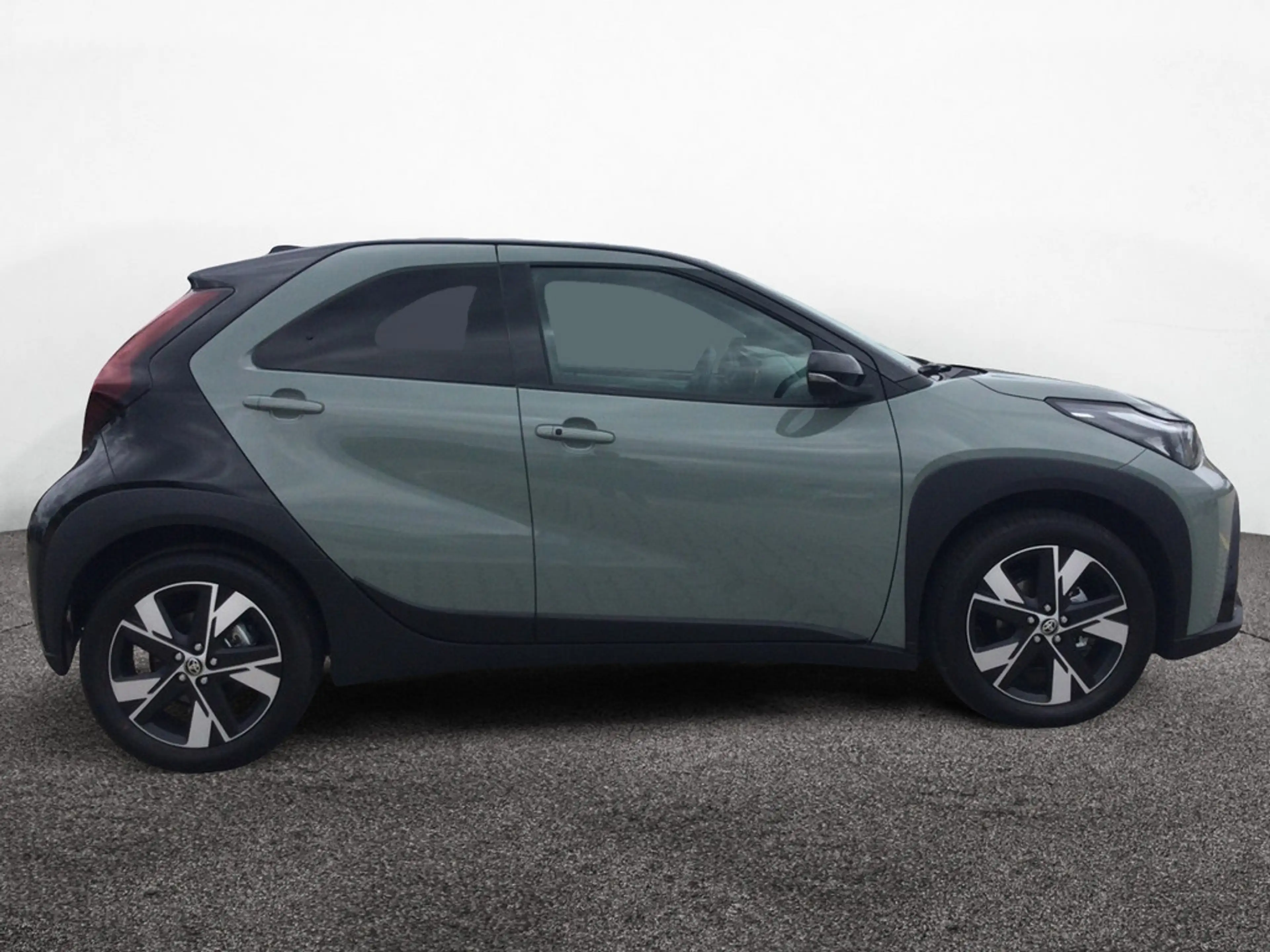 Toyota Aygo X 1.5 Hybrid Teamplayer SHZ & PDC vo+hi — photo 4