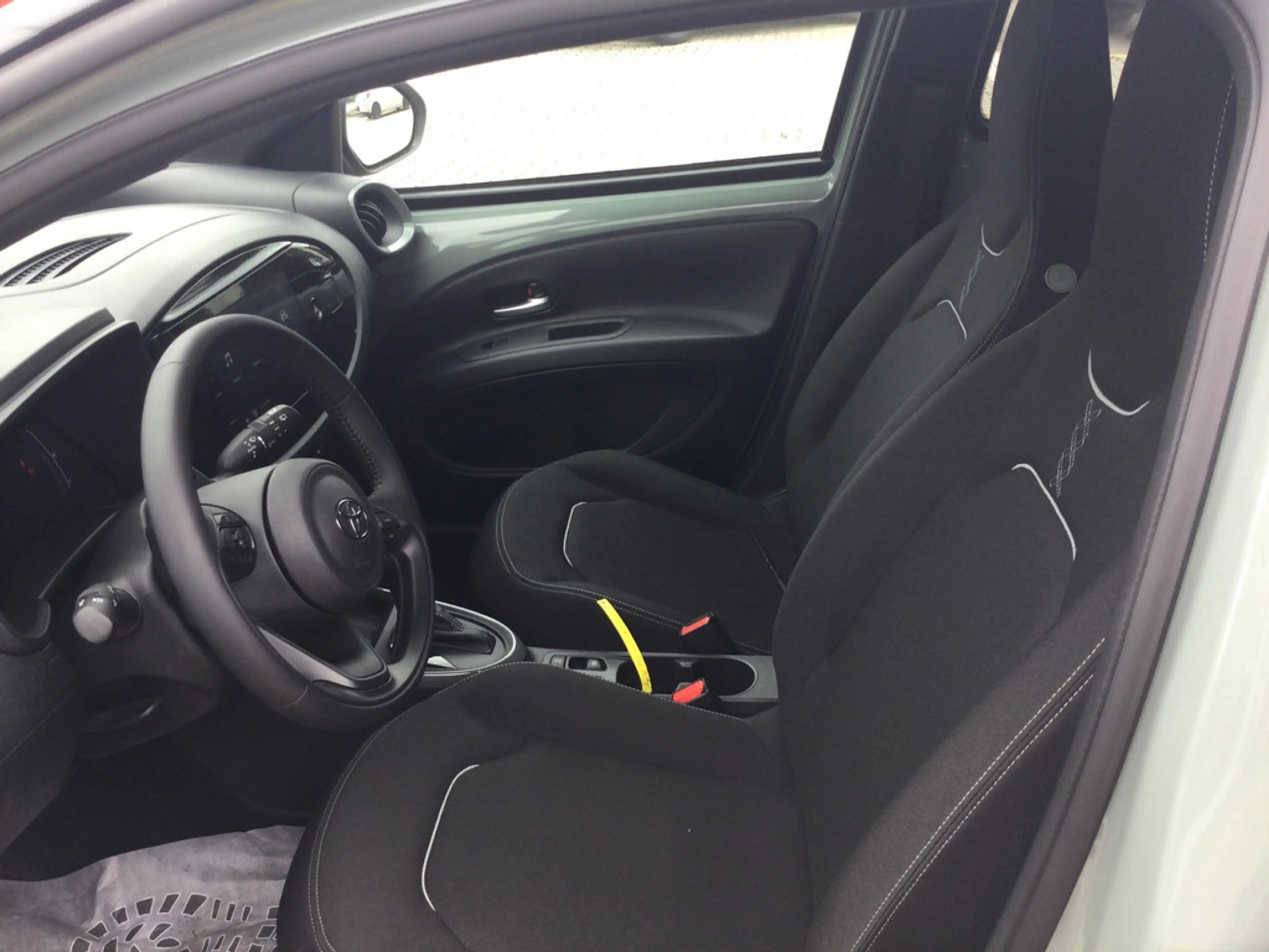 Toyota Aygo X 1.5 Hybrid Teamplayer SHZ & PDC vo+hi — photo 10