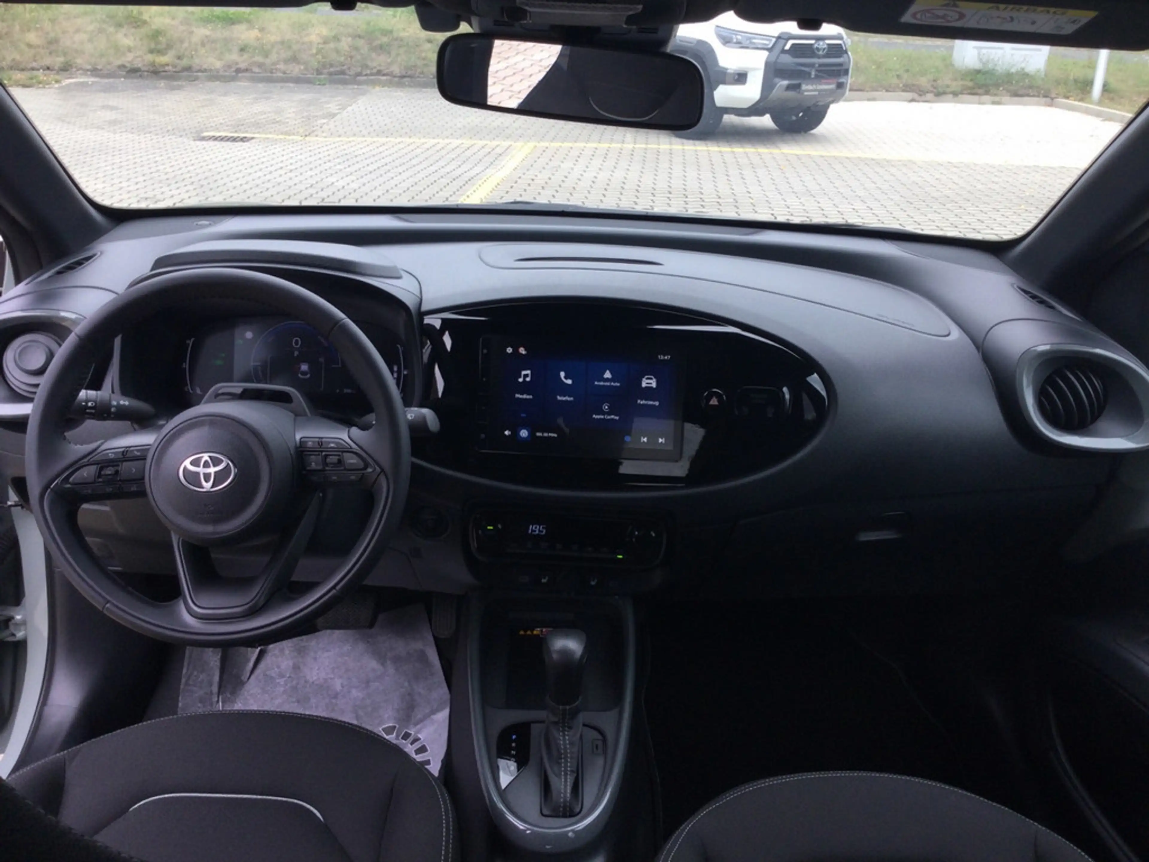 Toyota Aygo X 1.5 Hybrid Teamplayer SHZ & PDC vo+hi — photo 11