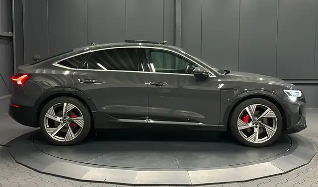 Audi Q8 E-Tron view 6