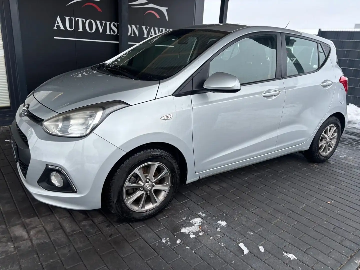 Hyundai i10 Intro Edition/SERICE NEU/SHZ/KLIMA/ Silber - 2