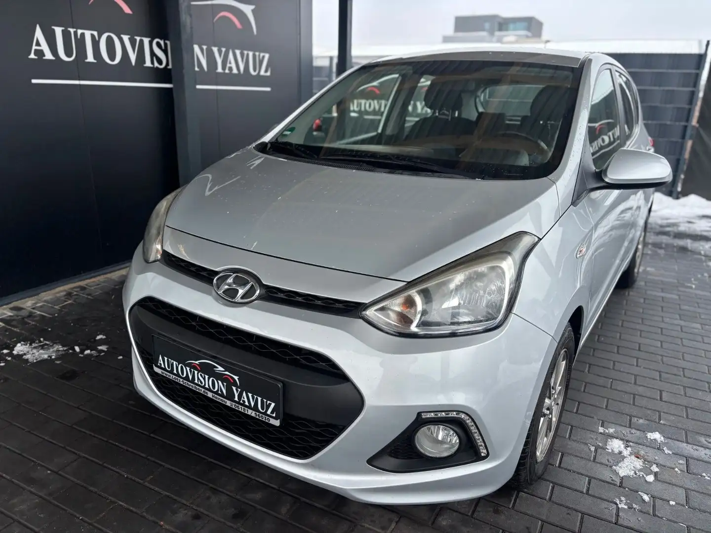 Hyundai i10 Intro Edition/SERICE NEU/SHZ/KLIMA/ Silber - 1