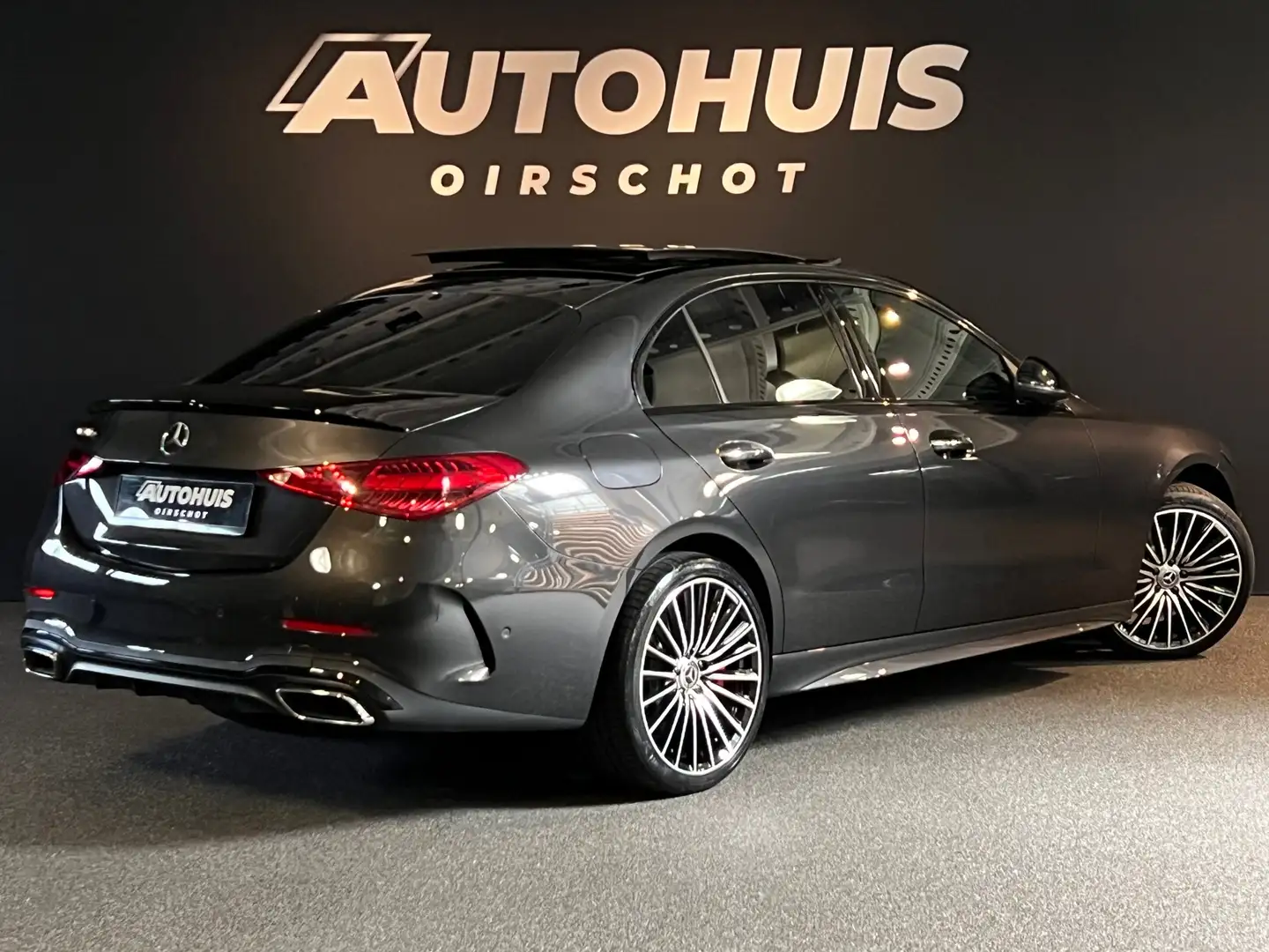Mercedes-Benz C 300 e AMG Line Limousine Pano/Memoryseats//Camera/Ambi Grijs - 2