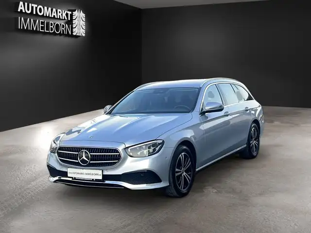 Mercedes-Benz 220 view 4