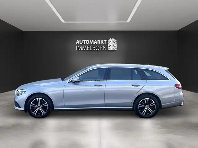 Mercedes-Benz 220 view 11