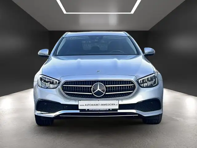 Mercedes-Benz 220 view 9