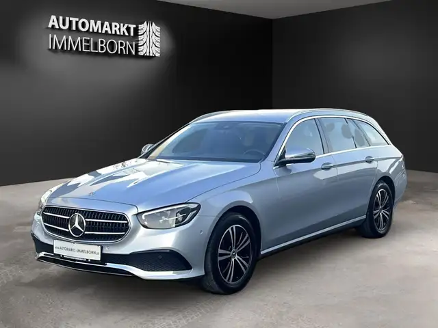 Mercedes-Benz 220 view 3