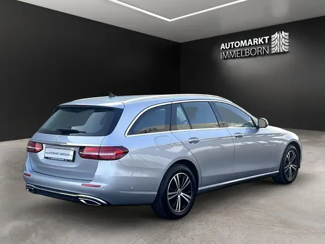 Mercedes-Benz 220 view 8