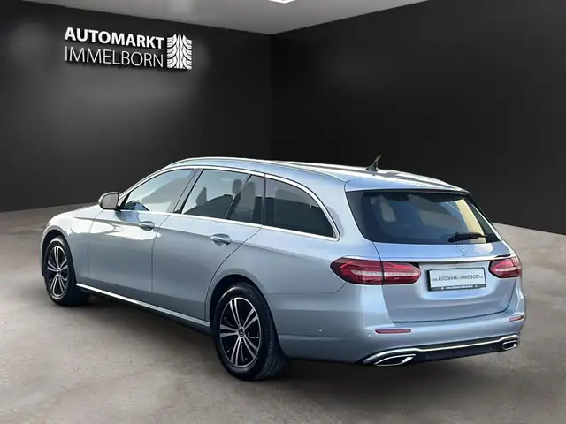 Mercedes-Benz 220 view 6