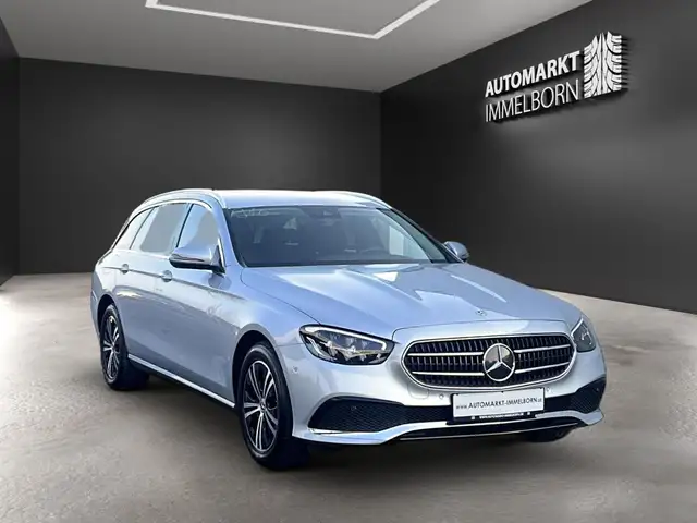 Mercedes-Benz 220 view 2