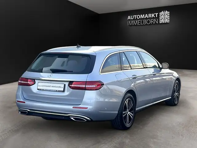Mercedes-Benz 220 view 7