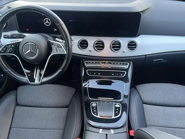 Mercedes-Benz 220 view 14