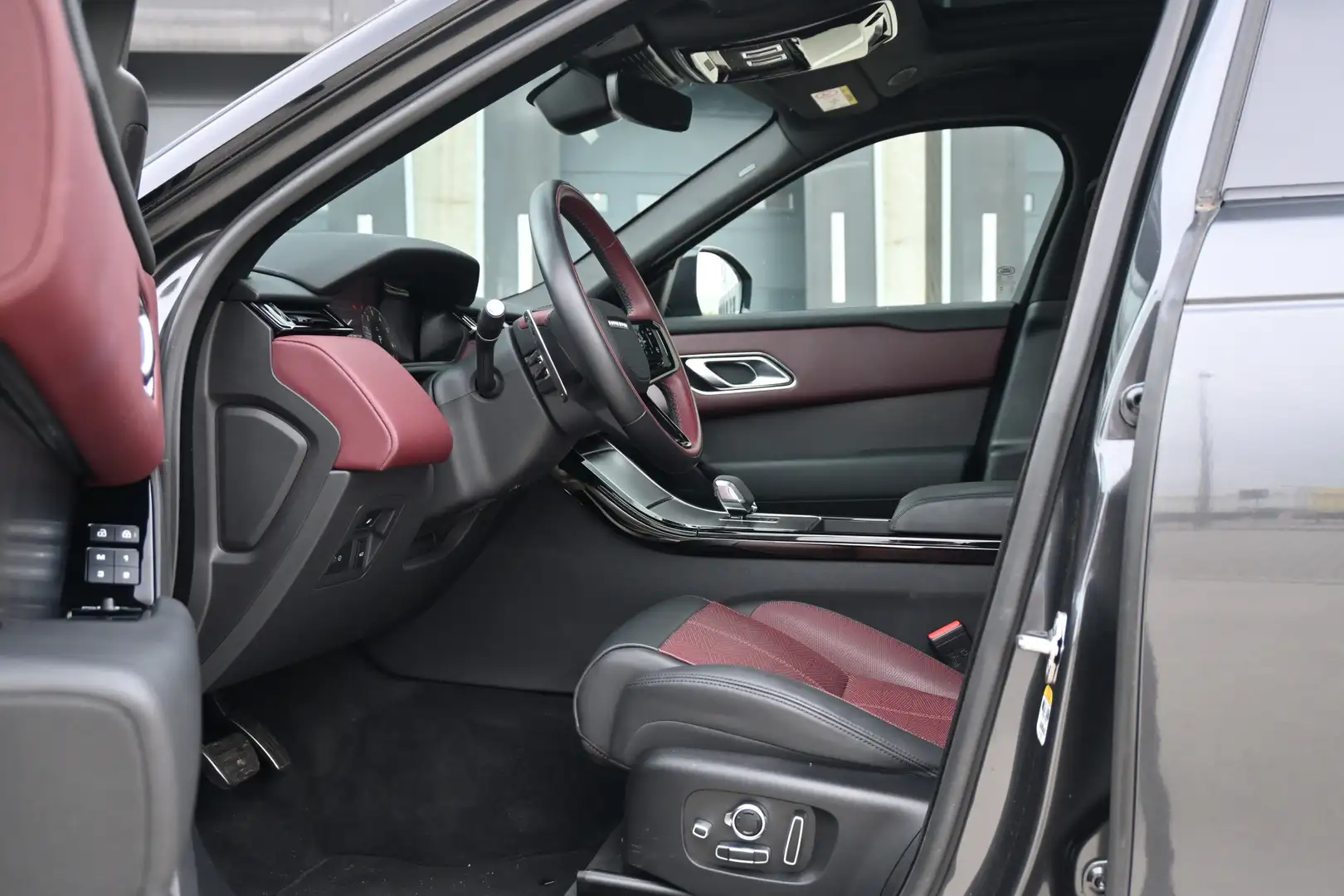 Land Rover Range Rover Velar 2.0 P400e R-Dynamic HSE MERIDIAN ACTIE Grijs - 2
