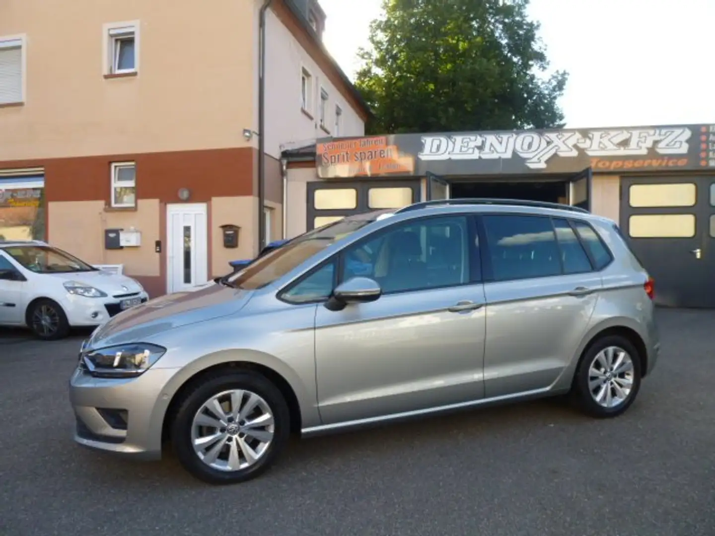 Volkswagen Golf Sportsvan Comfortline Parkpilot Navi Rentnerfahrzeug Grau - 1