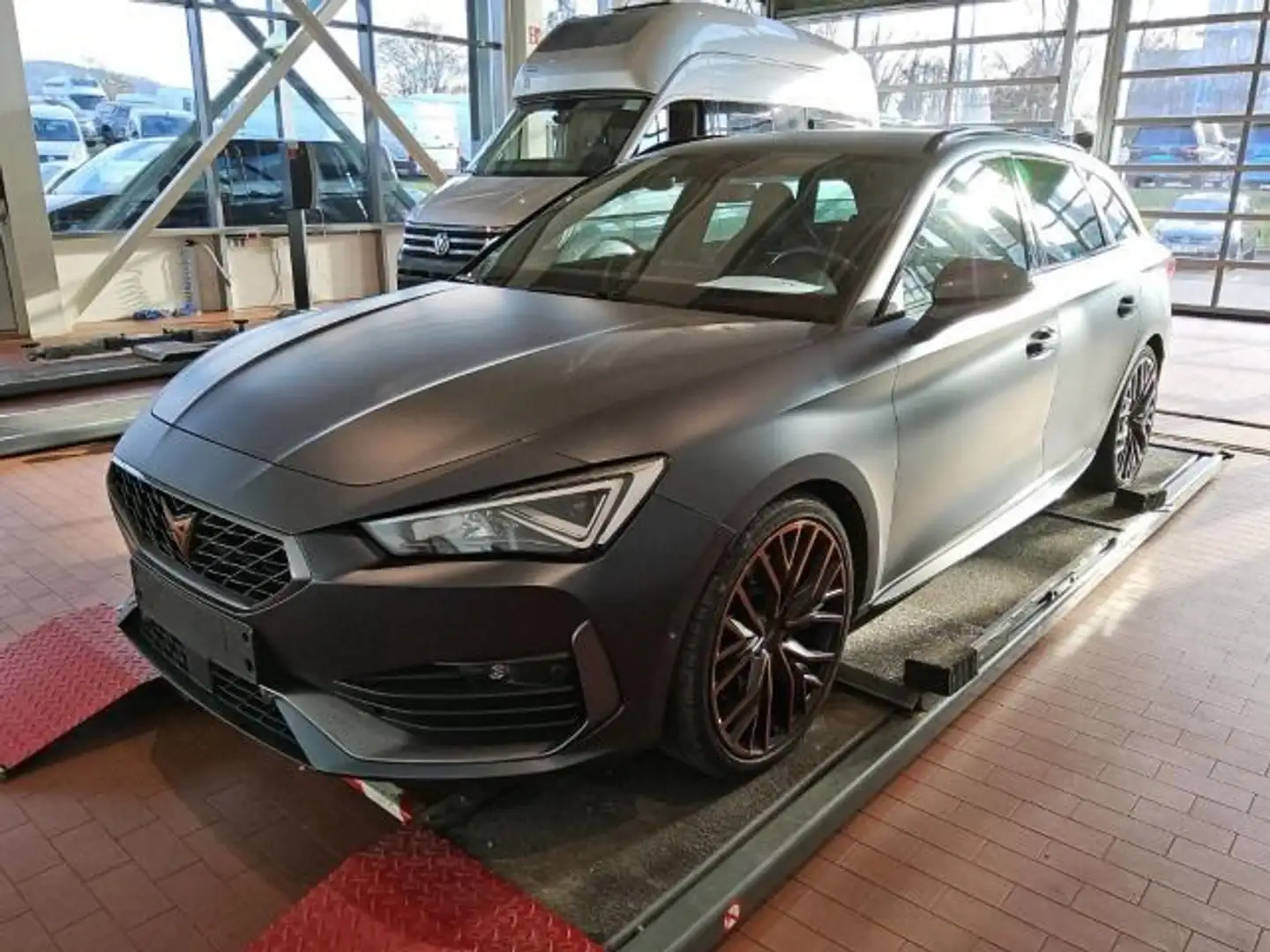 CUPRA Leon Sportstourer 2.0 TSI DSG VZ MATT KAMERA L19 Grau - 2