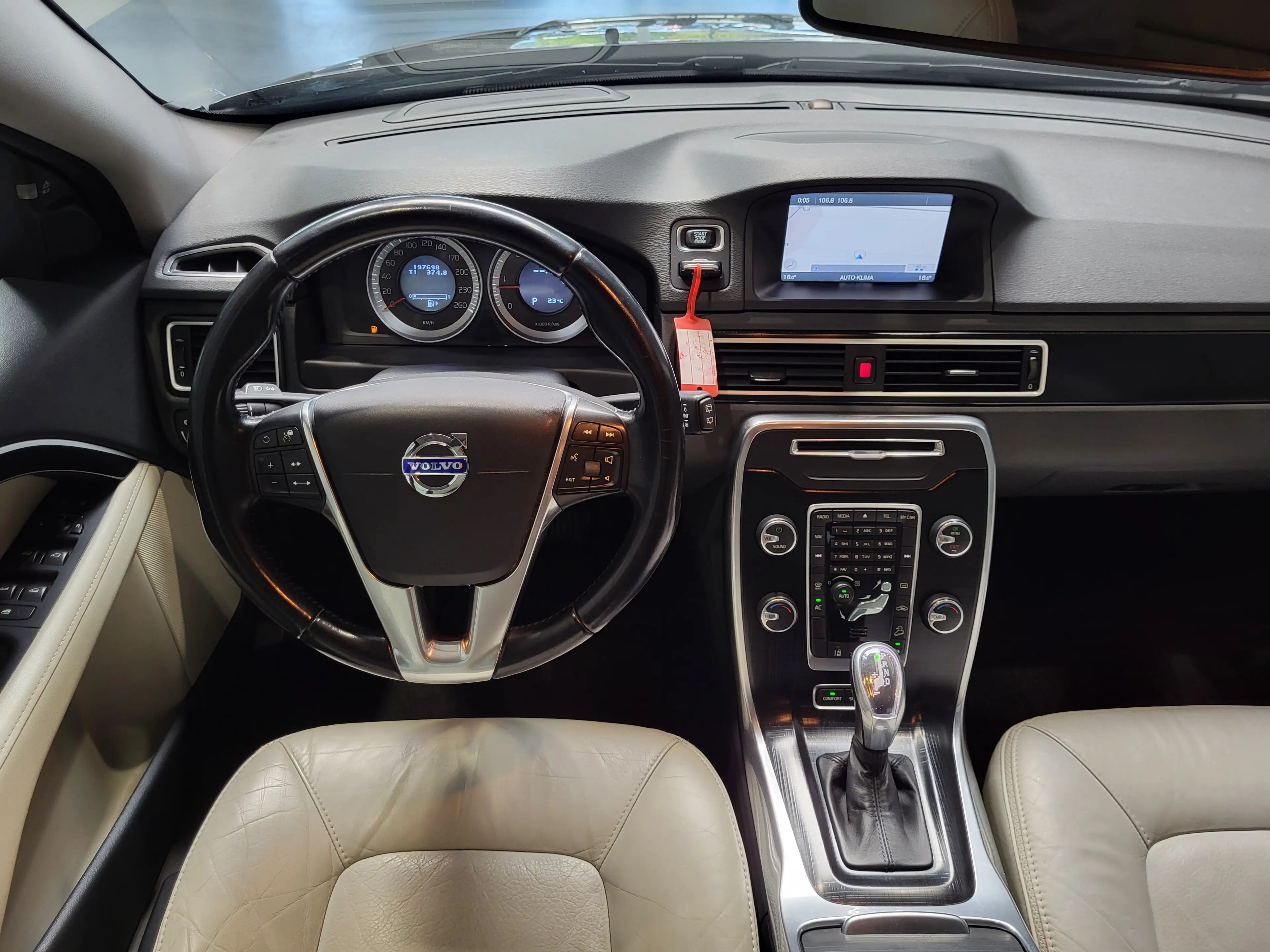 Volvo XC70 2.4 D5 Momentum AWD *Leder| Navi| PDC* — photo 13