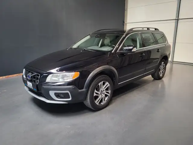 Volvo XC70 2.4 D5 Momentum AWD *Leder| Navi| PDC*
