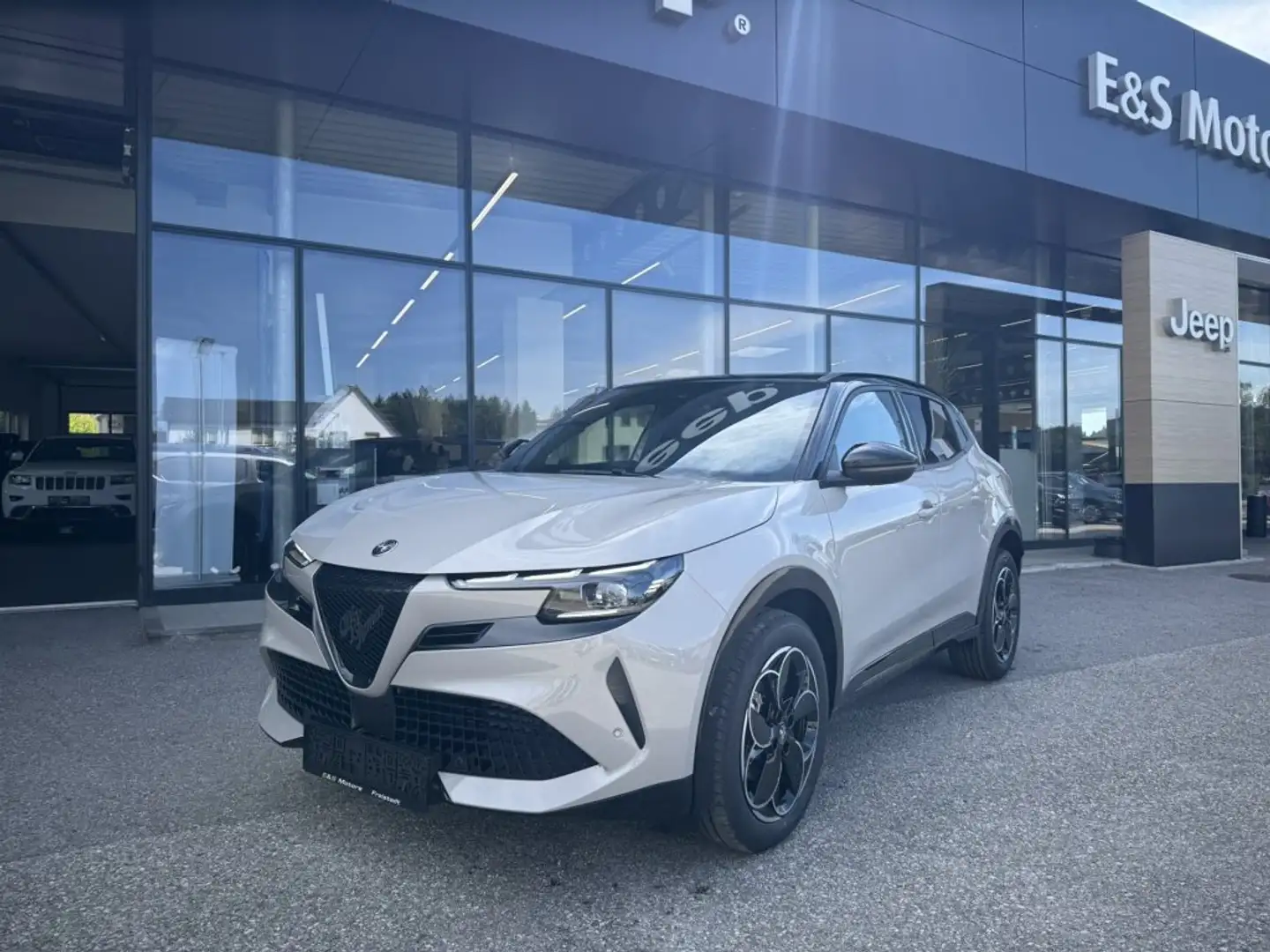 Alfa Romeo Junior Ibrida Q4 1.2 MHEV eAWD e-DCT6 Grau - 2