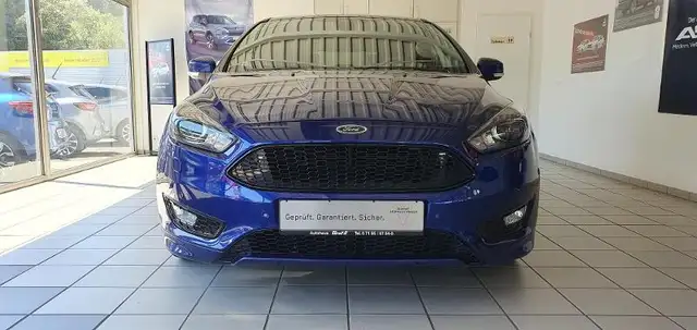 Ford Focus view 3