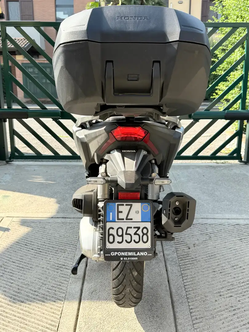 Honda ADV 350 Stříbrná - 2