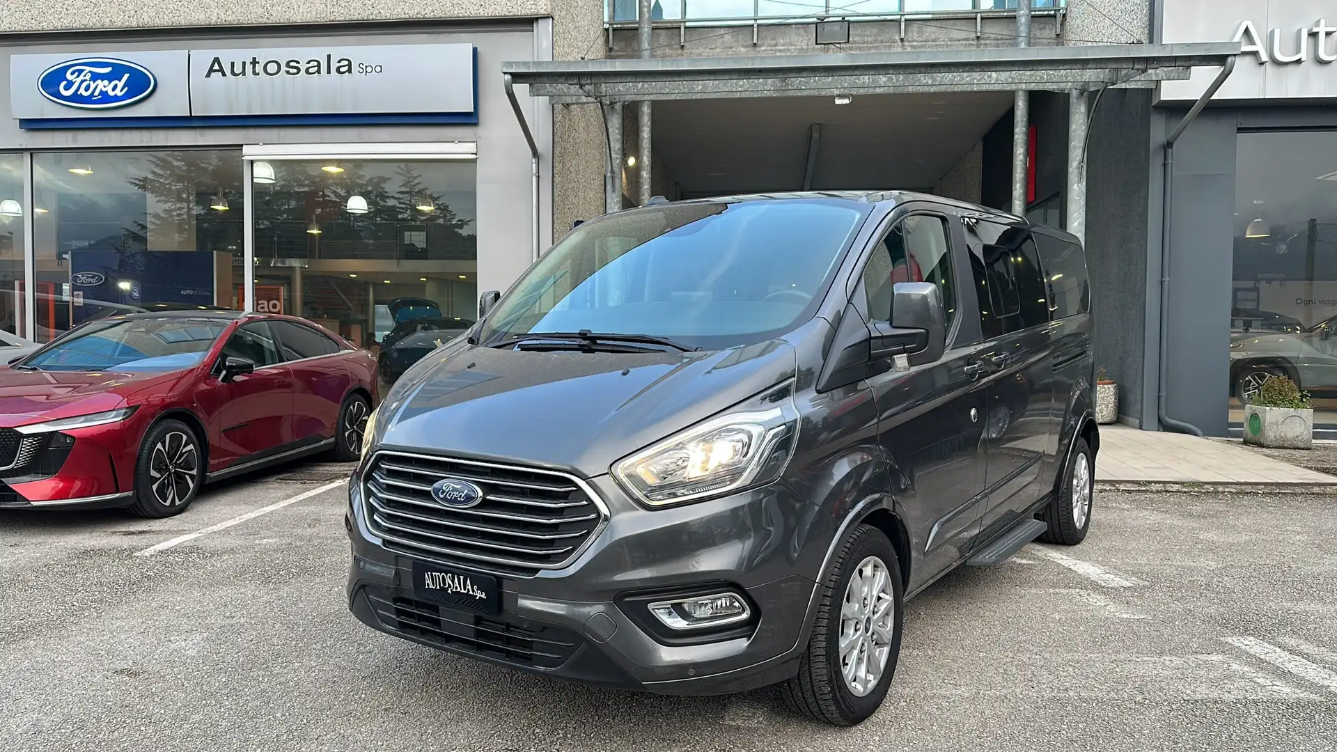 Ford Tourneo Custom Titanium 2.0 185 cv ibrido/diesel Gris - 1