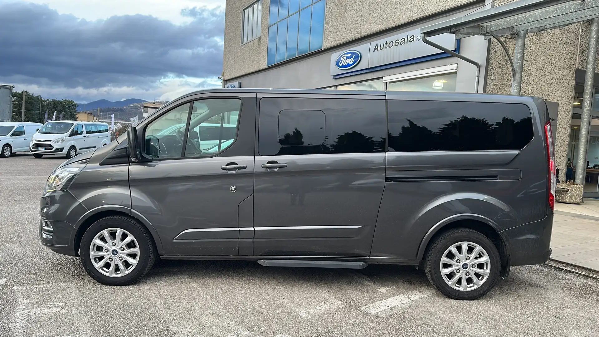 Ford Tourneo Custom Titanium 2.0 185 cv ibrido/diesel Gris - 2