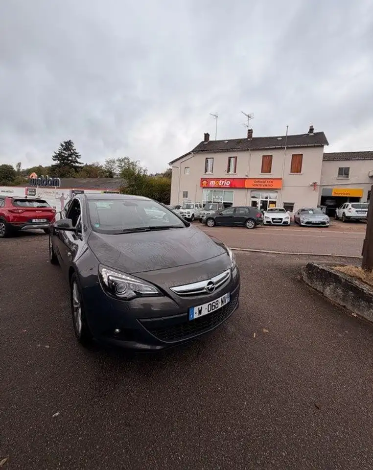 Opel Astra GTC 1.6 CDTI — photo 1 of 10