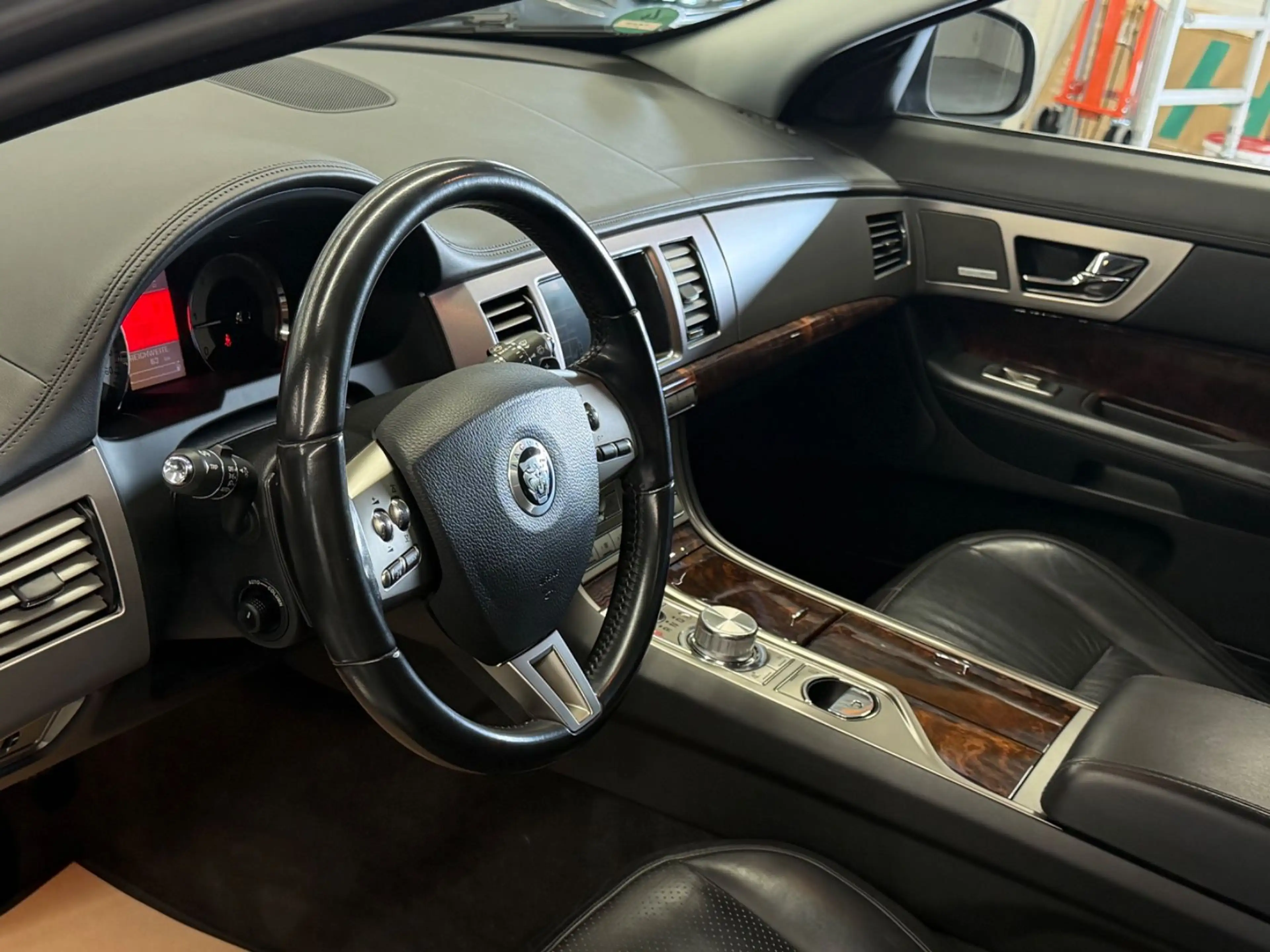 Jaguar XF 2.7 V6 Diesel Premium Luxury Bowers & Wilkins — photo 13