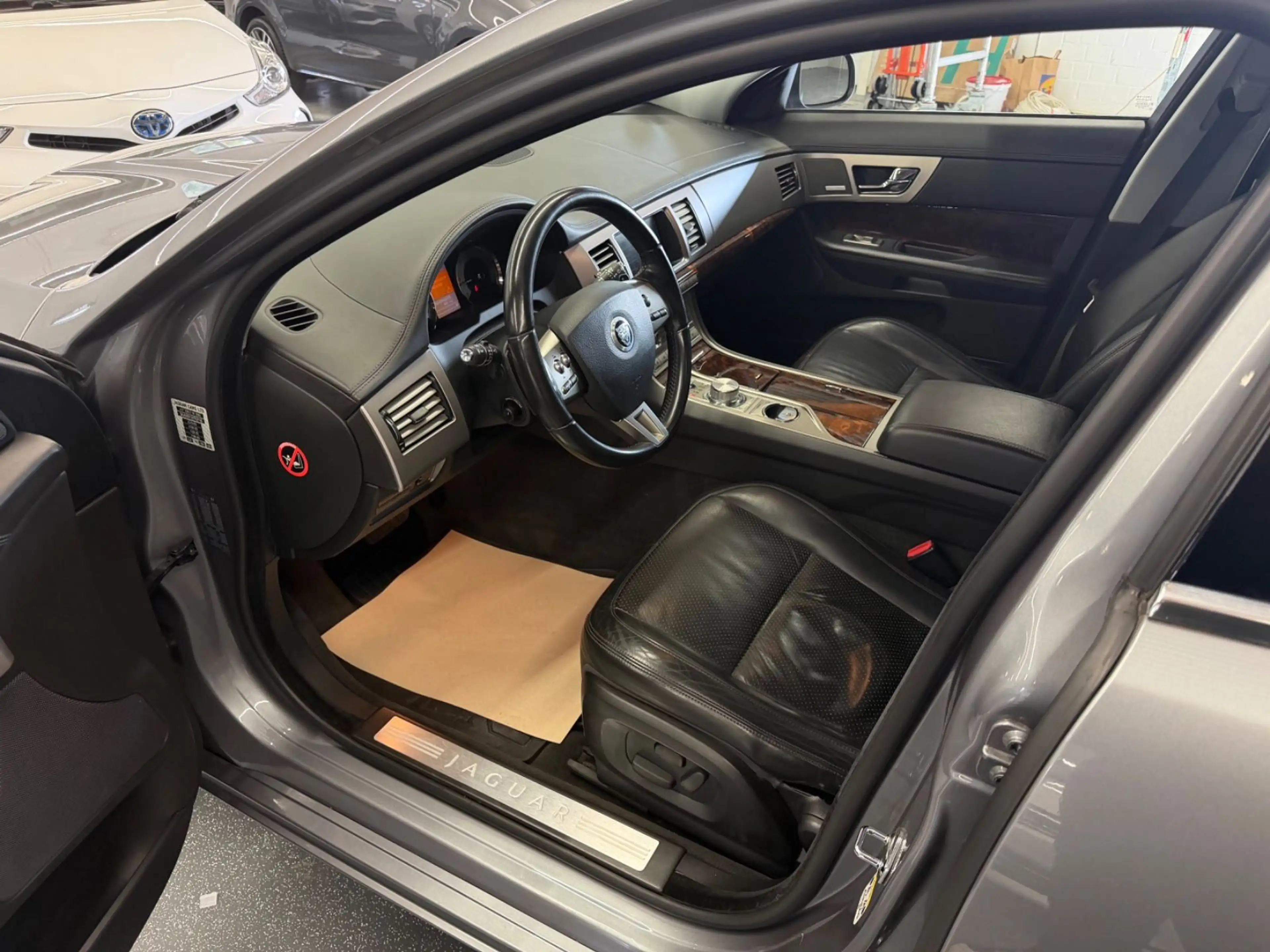 Jaguar XF 2.7 V6 Diesel Premium Luxury Bowers & Wilkins — photo 10
