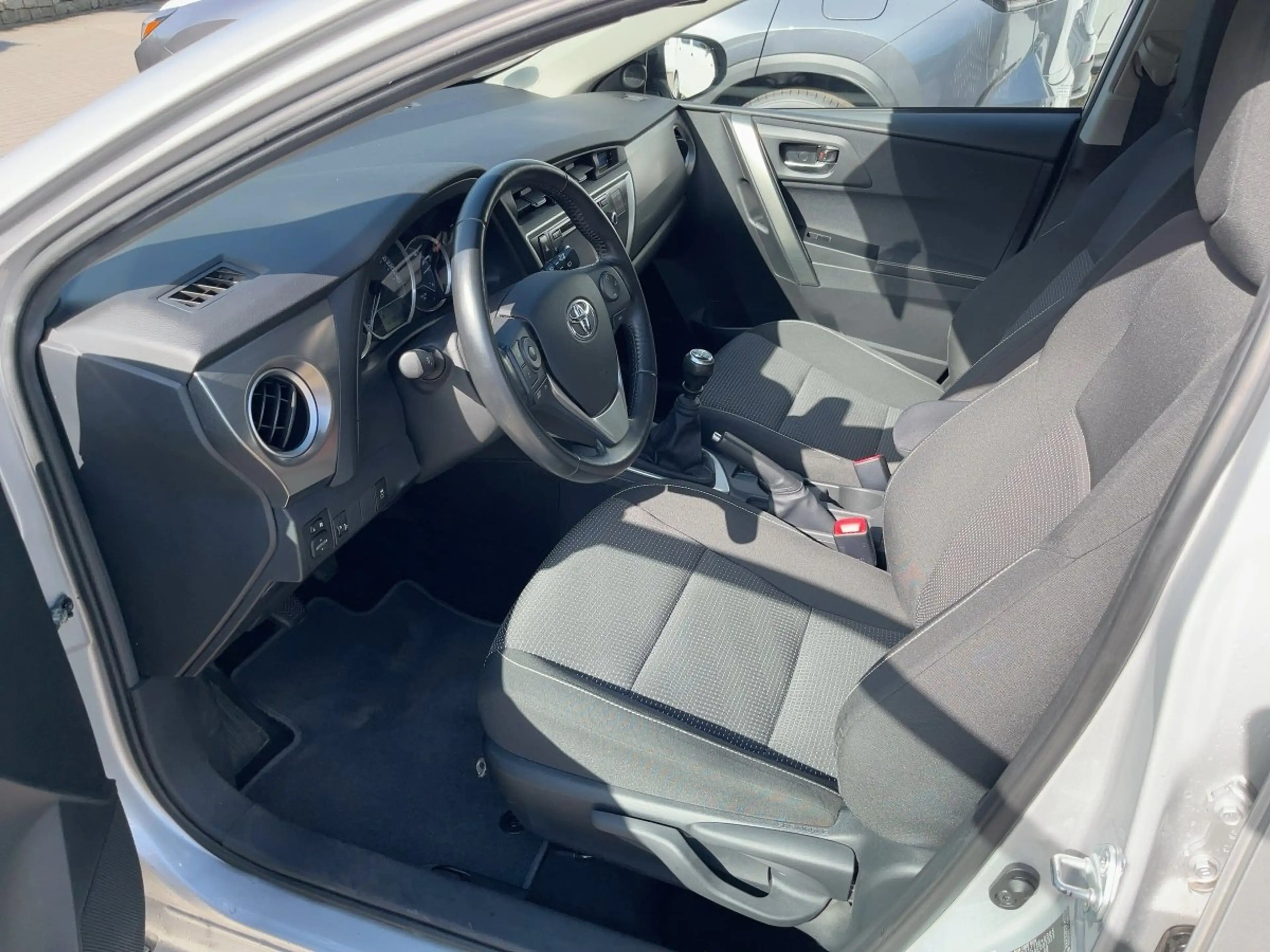 Toyota Auris 2.0 D-4D Life+ KAM*Klima*Bluetooth — photo 7