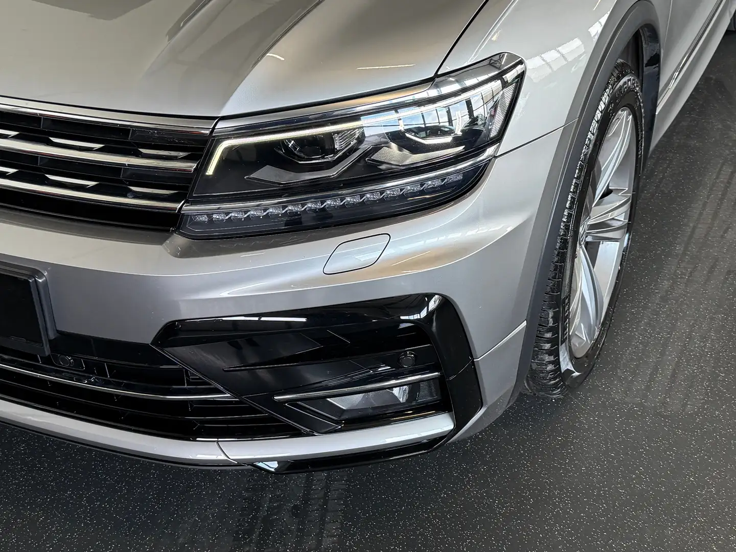 Volkswagen Tiguan 2,0TDI RLine BMT/Start-Stopp Tausch Finanzie Grau - 2