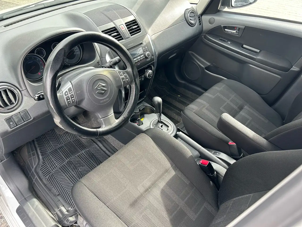Suzuki SX4 снимка Suzuki SX4