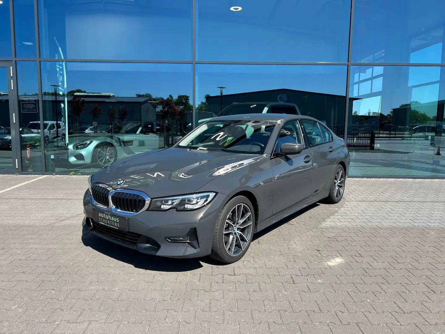 BMW 320 i SportLine Autom. LED Kamera Sitzhzng. 18" Grijs - 1