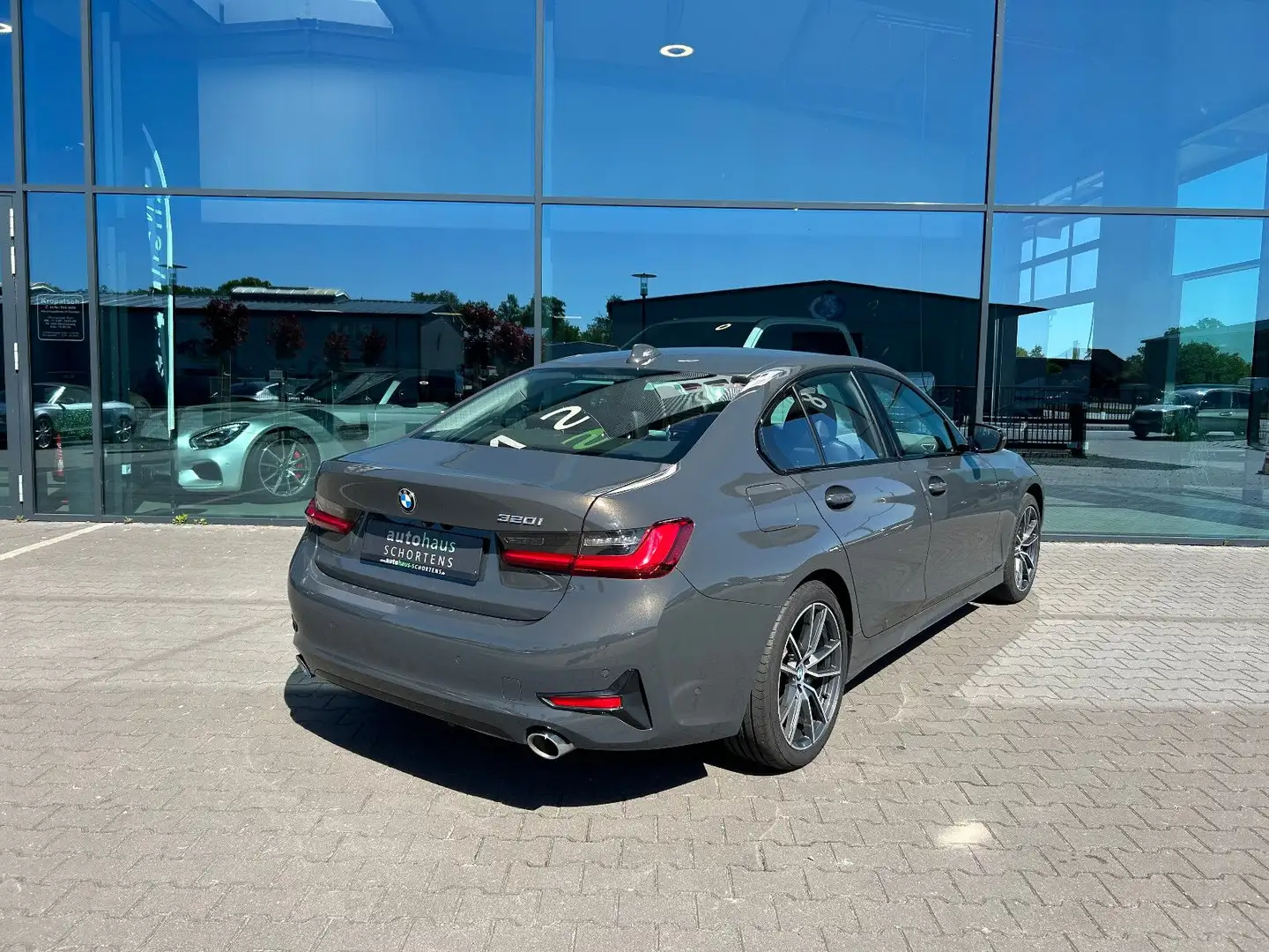BMW 320 i SportLine Autom. LED Kamera Sitzhzng. 18" Grijs - 2