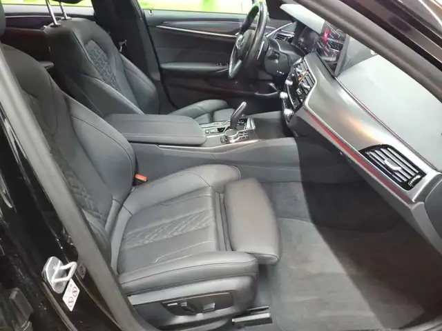 BMW 5 Series view 8
