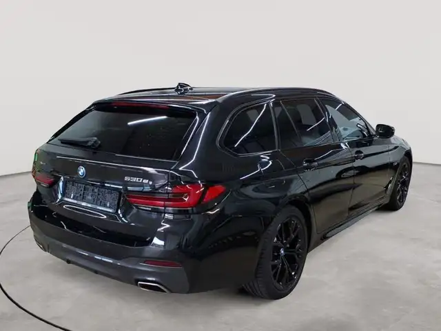 BMW 5 Series view 4