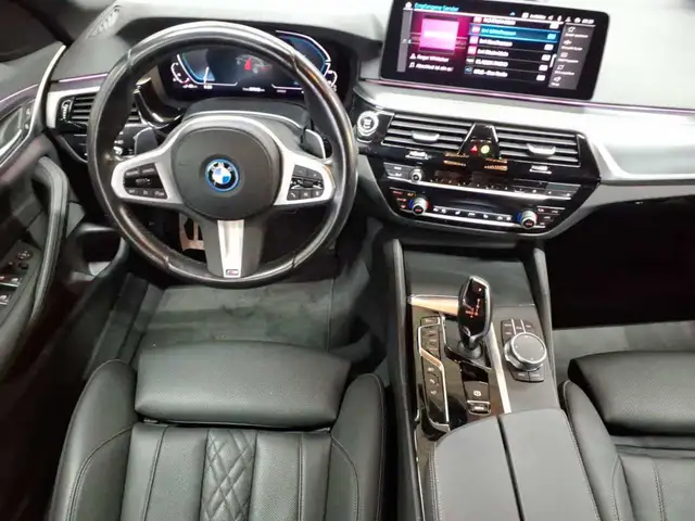 BMW 5 Series view 10