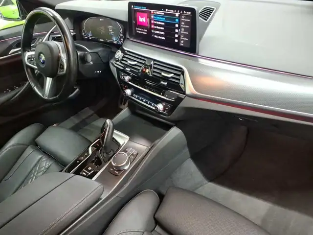 BMW 5 Series view 9
