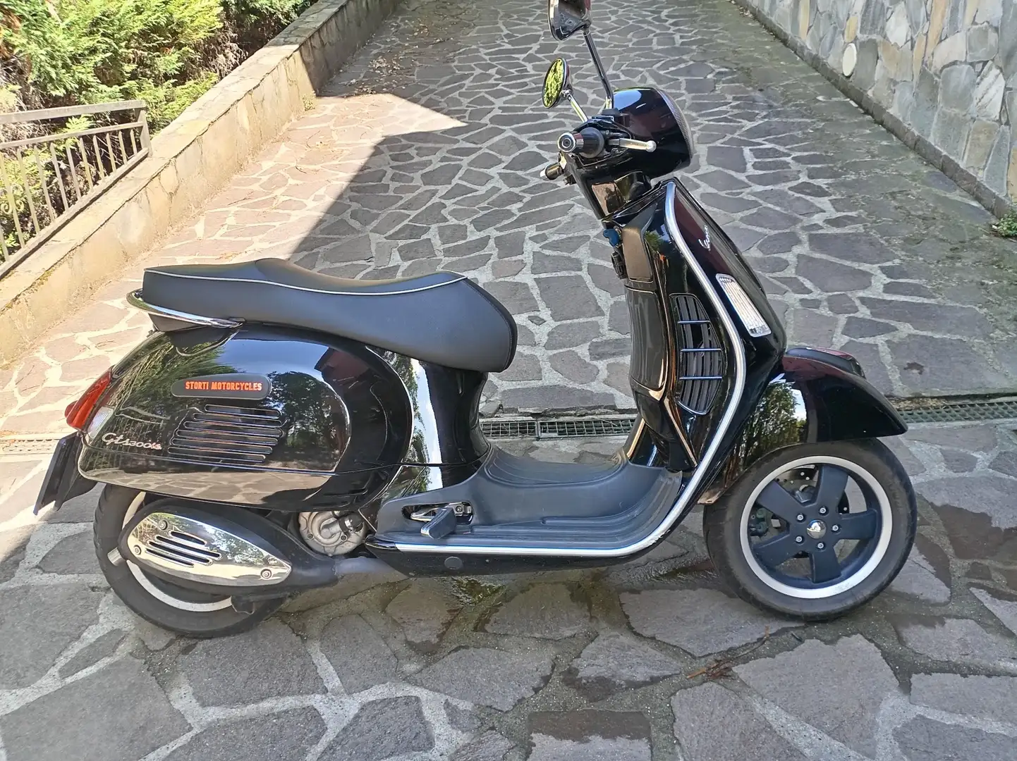 Piaggio GTS 300 Чорний - 2