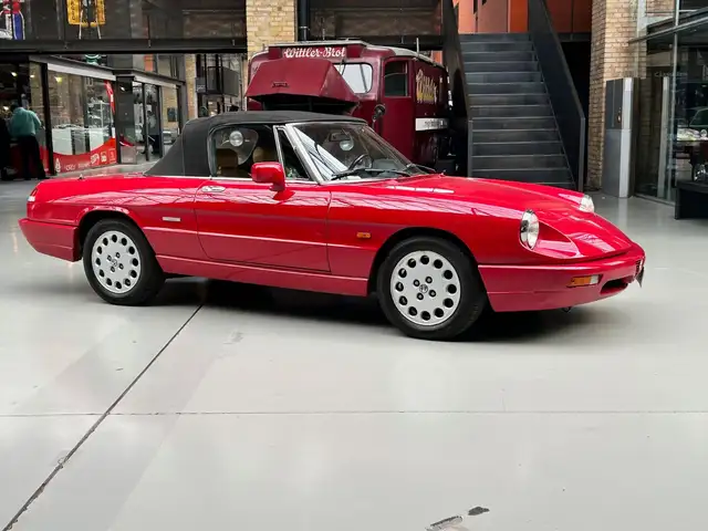 Alfa Romeo Spider view 7