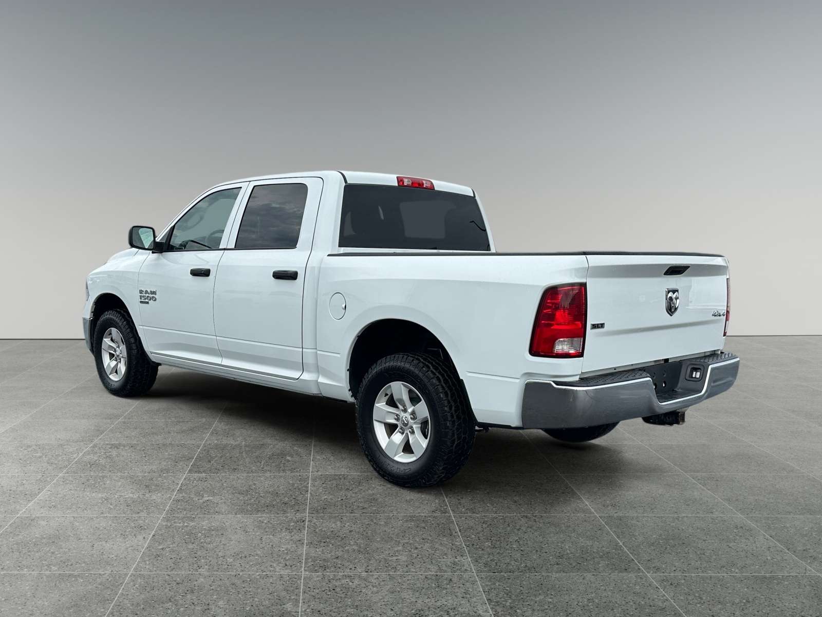 2023 RAM 1500 SLT (140.5 WB 5'7 Box) SWB — снимка 1